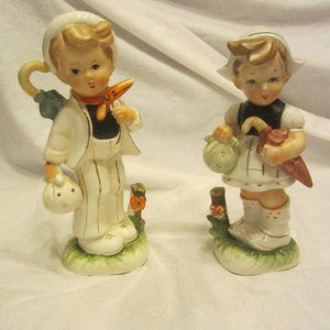 VTG MCM PAIR OF DUTCH CERAMIC FIGURINES W/UMBRELLAS & KERCHIEF BUNDLES